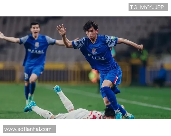 小脏辫足球星的崛起：从街头少年到绿茵场上的闪耀新星